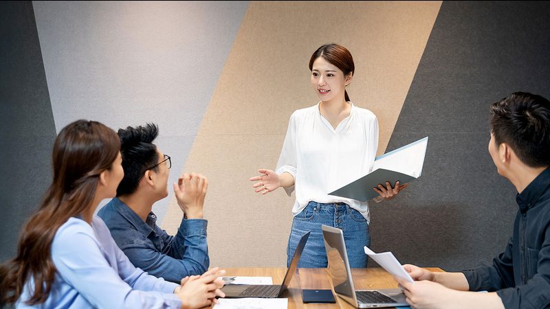 在面试中，面试官可能会询问你如何定位服务器宕机的原因。以下是一些可能的提问：
